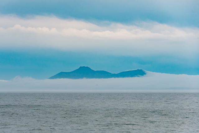 Kunashiri , die schwarze Insel im Nebel