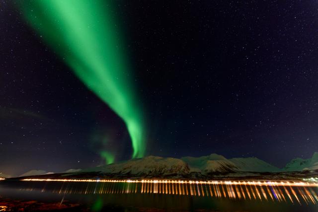 Nordlichter über dem Fjord Solenagen vor den Lyngenfjorder Alpen