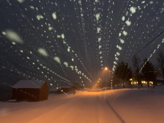 Schneeflocken im Schein der Stirnlampe