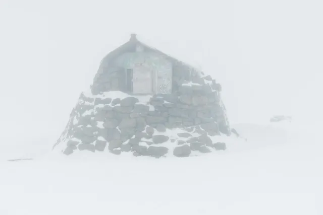 Die steinerne Gipfelhütte auf dem Ben Nevis