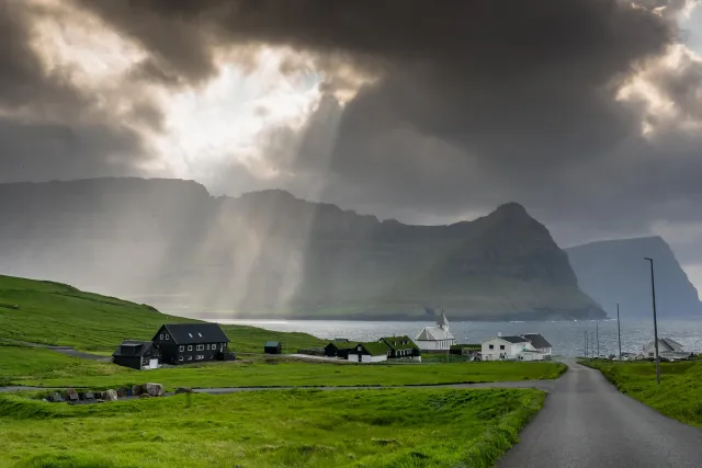 Sonnenstrahlen über Viðareiði auf Viðoy, der nördlichsten Insel der Färöer