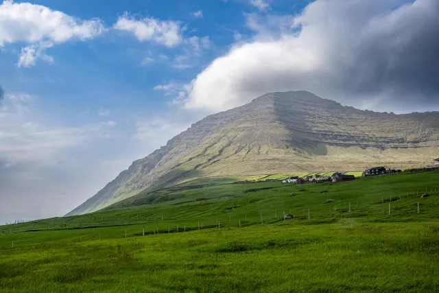 Die Steilklippen von Viðareiði auf Viðoy, der nördlichsten Insel der Färöer