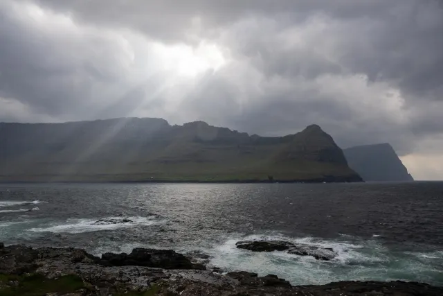 Sonnenstrahlen über Viðareiði auf Viðoy, der nördlichsten Insel der Färöer