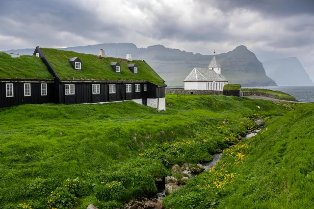 Die Kirche von Viðareiði auf Viðoy, der nördlichsten Insel der Färöer