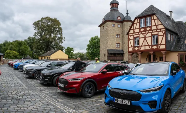 The Mustangs in Vollrads Castle in front of the residential tower