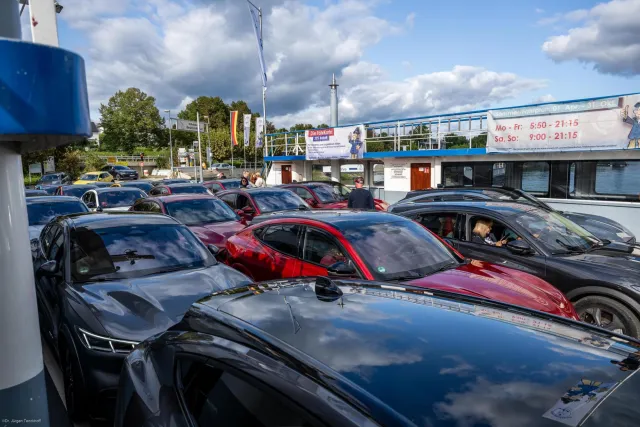 Bild 7: Fünfundzwanzig Mustangs setzen mit der Rheinfähre nach Ingelheim rüber.