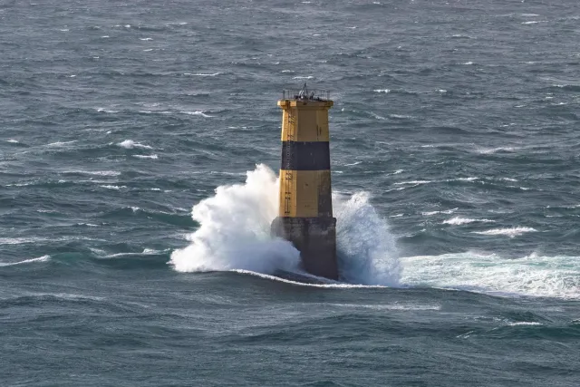 Der Leuchtturm Tourelle de la Plate vor der Pointe du Raz