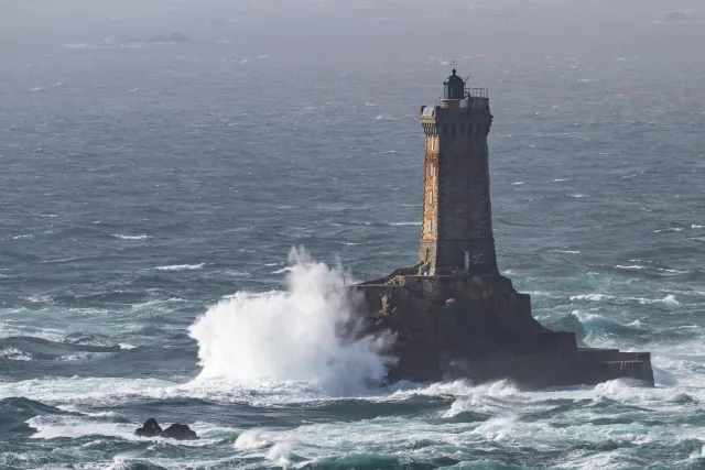 Der Leuchtturm Phare de la Vieille vor der Pointe du Raz