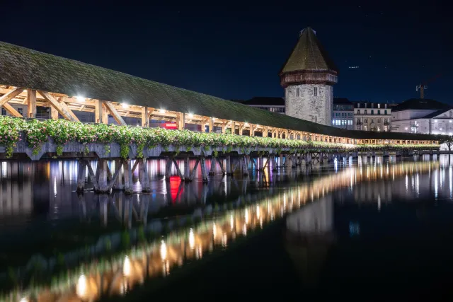 Die Kapellbrücke mit Wasserturm über der Reuss